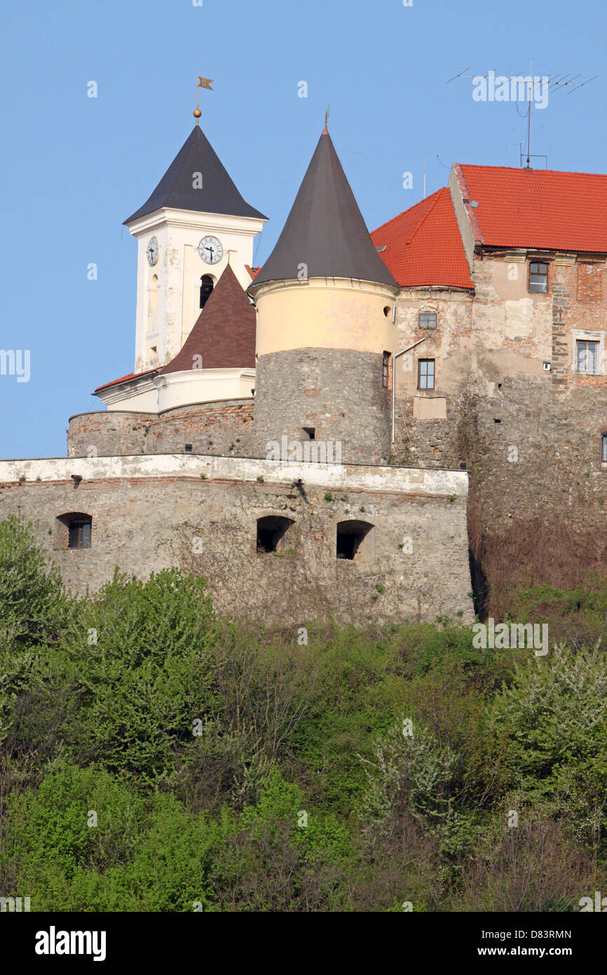 Türme der mittelalterlichen Burg in der Nähe von Mukatschewe, Ukraine Stockfoto