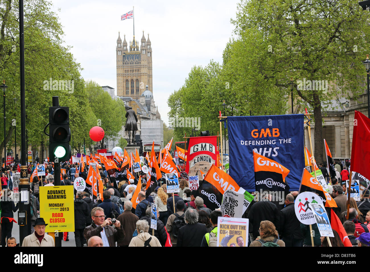 London, UK. 18. Mai 2013. Demonstranten in Whitehall Unterstützung des National Health Service gegen Kürzungen bei des Verteidigung Londons NHS Demonstration, London, England-Credit: Paul Brown / Alamy Live News Stockfoto