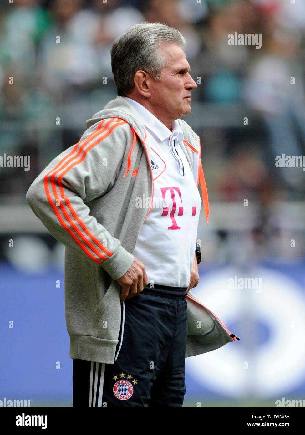 Münchens Trainer Jupp Heynckes folgt das Bundesliga-Fußballspiel zwischen Borussia Moenchengladbach und FC Bayern München im Borussia-Park in Mönchengladbach, 18. Mai 2013. Foto: MARIUS BECKER (Achtung: EMBARGO Bedingungen! Die DFL ermöglicht die weitere Nutzung der nur bis zu 15 Bilder (keine Sequntial Bilder oder Video-ähnliche Reihe der Bilder erlaubt) über das Internet und Online-Medien während des Spiels (einschließlich Halbzeit), im Stadion oder vor dem Start des Spiels entnommen. Die DFL erlaubt die uneingeschränkte Übertragung von digitalisierten Aufnahmen während der m Stockfoto