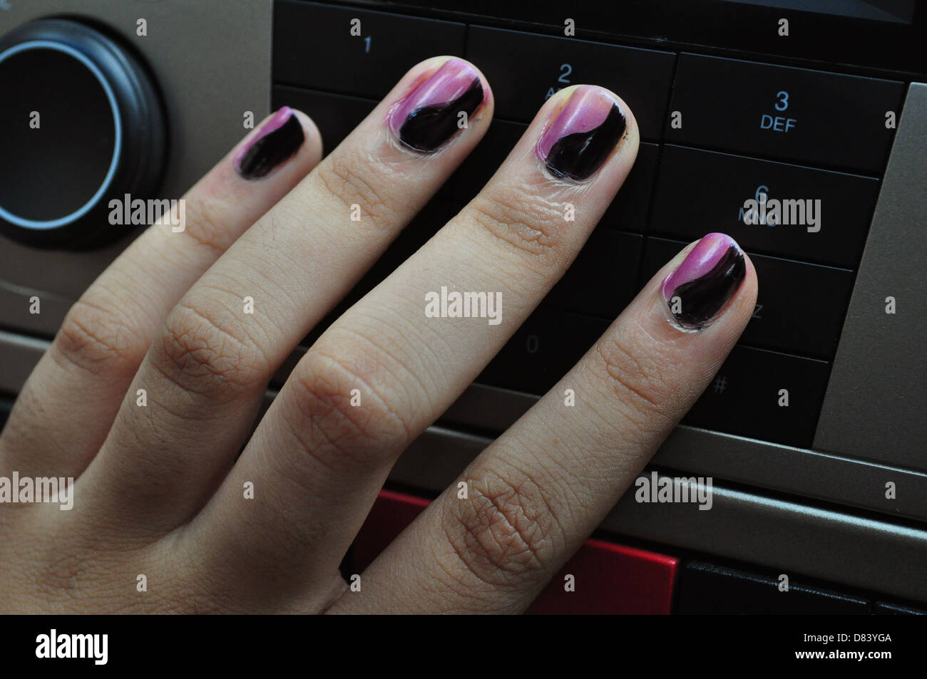 Finger auf dem Bedienfeld des Auto-Audiosystems Stockfoto