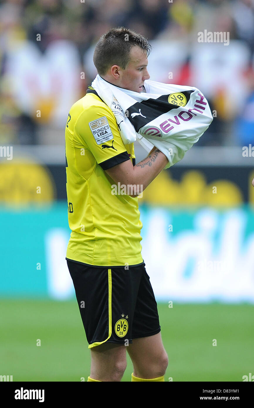 Fussball-1. Bundesliga-34. Spieltag Borussia Dortmund - 1899 Hoffenheim am 18.05.2013 Im Signal Iduna Park in Dortmund Kevin GroÃŸkreutz (Dortmund) Zieht Sich Das Trikot von Roman Weidenfeller (Dortmund) deutschen Foto: Revierfoto Stockfoto