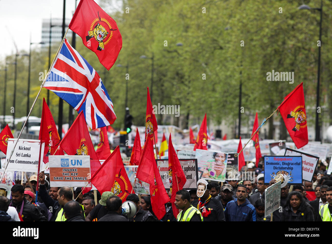 London, UK. 18. Mai 2013. . Tausende von Tamilen marschieren durch die Londoner getöteten während der Endphase der Sri Lankas Bürgerkrieg zu gedenken und Premierminister David Cameron zum Commonwealth Köpfe der Regierungstreffen am Colombo im November 2013 statt Boykott aufrufen. Bildnachweis: Rob Pinney / Alamy Live News Stockfoto