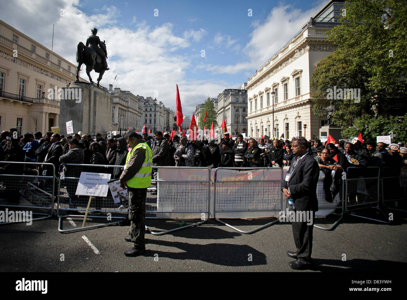 London, UK. 18. Mai 2013. . Tamil Demonstranten stehen in der Stille zum Gedenken an jene während der Endphase der Sri Lankas Bürgerkrieg getötet. Die Demonstration, gehalten auf dem vierten Jahrestag der Mullivaikkal Vorfall, eines der blutigsten Momente des Konflikts fordert Premierminister David Cameron, der Commonwealth Köpfe der Regierungstreffen aufgrund zu boykottieren, in Colombo im November 2013 stattfinden. Bildnachweis: Rob Pinney / Alamy Live News Stockfoto