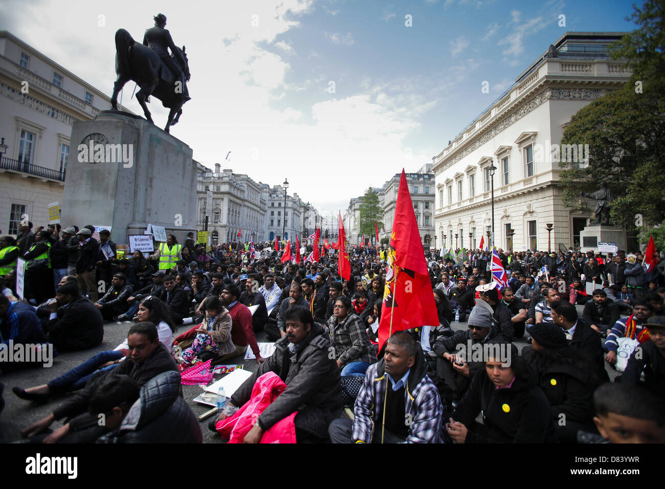 London, UK. 18. Mai 2013. . Tamil Demonstranten versammeln sich auf Waterloo Place am Ende des Marsches zum reden. Die Demonstration, gehalten auf dem vierten Jahrestag der Mullivaikkal Vorfall, eines der blutigsten Momente des Konflikts fordert Premierminister David Cameron, der Commonwealth Köpfe der Regierungstreffen aufgrund zu boykottieren, in Colombo im November 2013 stattfinden. Bildnachweis: Rob Pinney / Alamy Live News Stockfoto