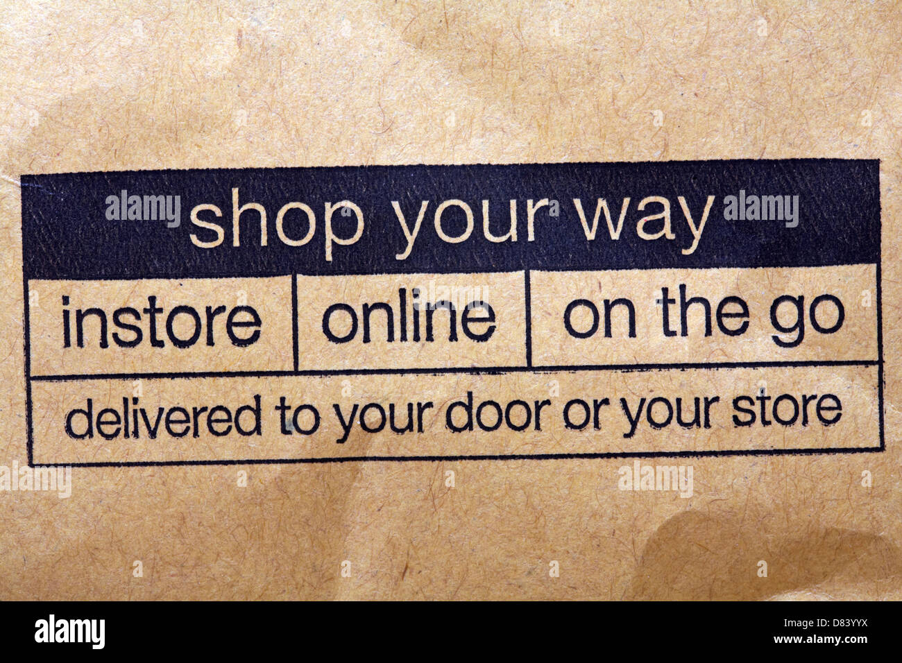 kaufen Sie Ihre Art und Weise Instore online unterwegs geliefert an Ihre Tür oder Ihren Speicherinformationen auf braunen Umschlag aus Ihrer M & S Stockfoto
