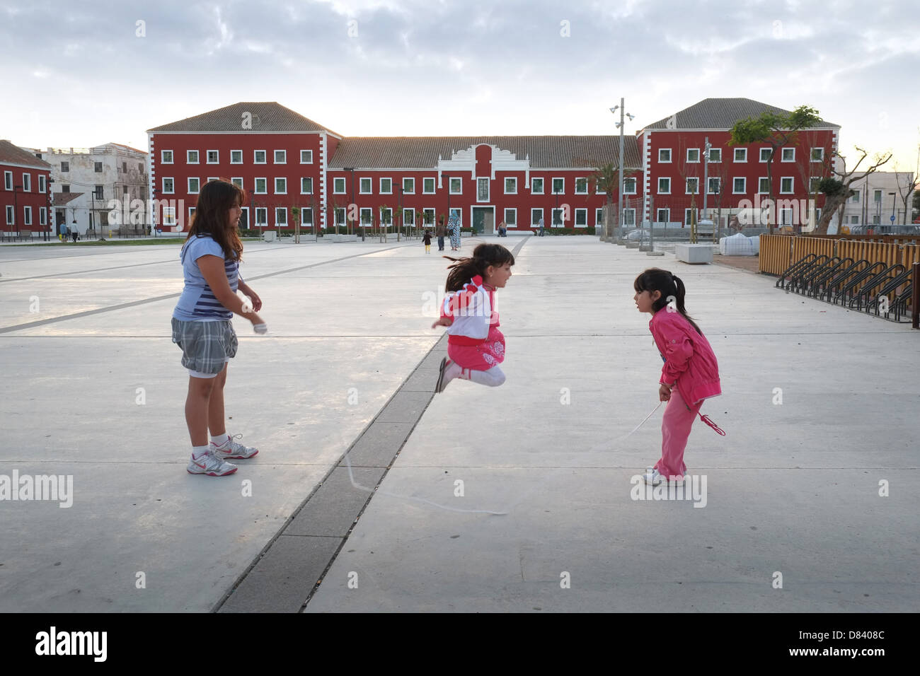 Kinder überspringen in der Placa de Esplanada, Es Castell, Menorca, Spanien spielen Stockfoto