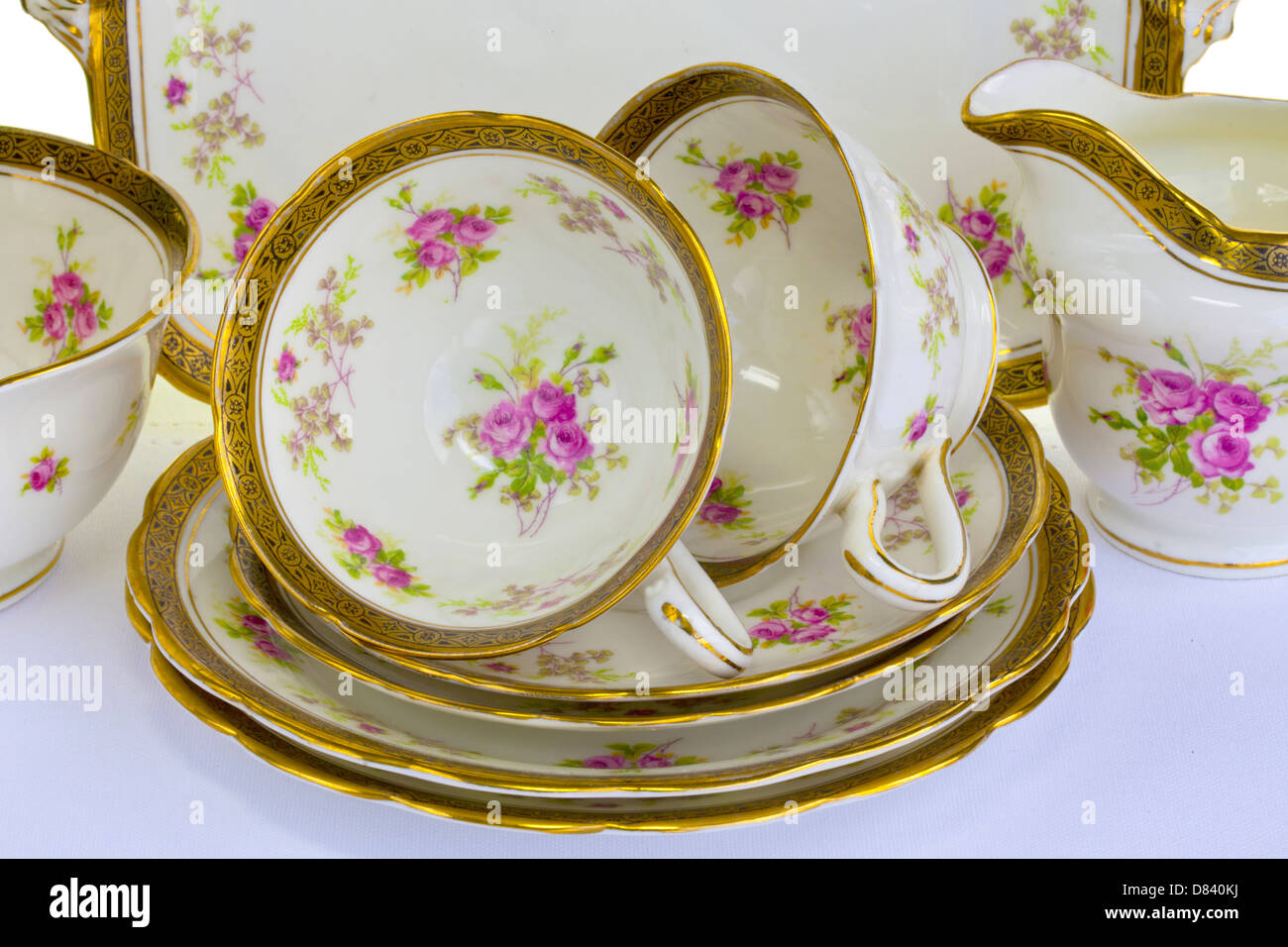 Nahaufnahme der zierliche antike China Teetassen, Untertassen und kleine Gerichte. Stockfoto