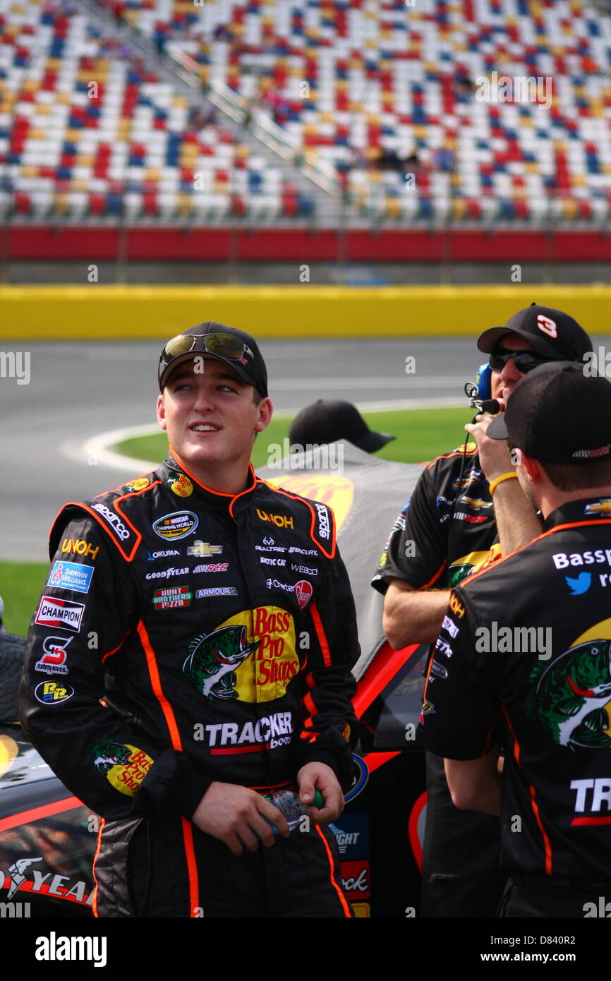 Charlotte Motor Speedway, North Carolina, USA. 17. Mai 2013. Ty Dillon wartet mit Crew-Mitglieder auf Boxengasse im qualifying für die NC-Bildung-Lotterie-200 auf dem Charlotte Motor Speedway am 17. Mai 2013. (Christopher Kimball). Bildnachweis: Christopher Kimball / Alamy Live News Stockfoto