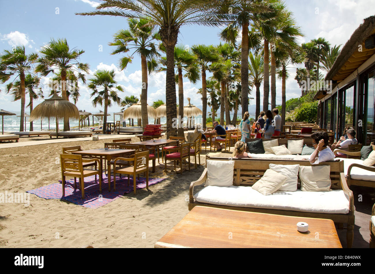 Rio real Luxus-Terrasse am Strand von Rio real, Luxus-Strandhotel in der Nähe von Marbella. Costa del Sol Spanien. Stockfoto
