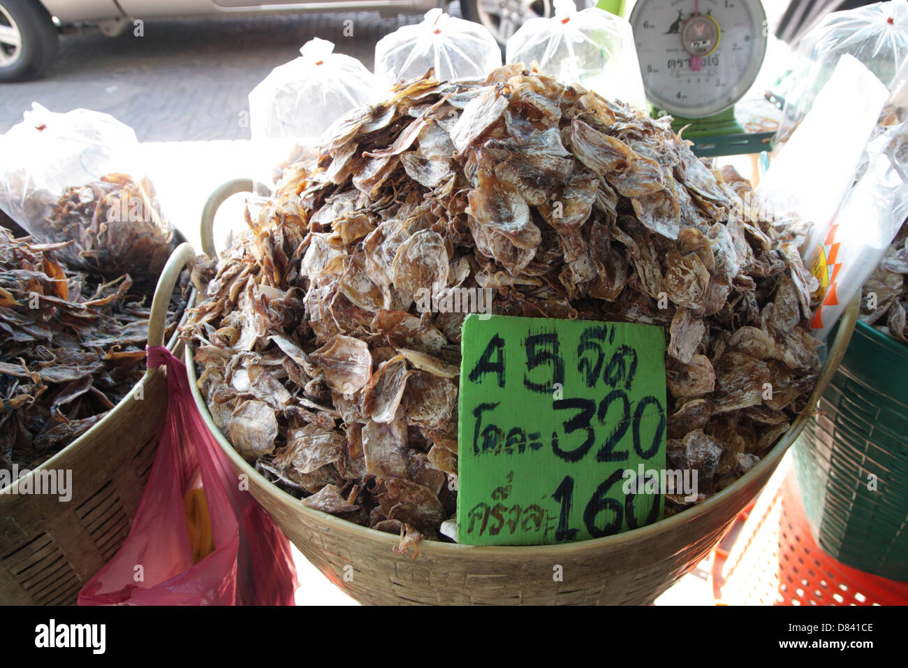 Getrocknete Trupps zum Verkauf an Tha Tian getrocknet Meer Lebensmittel-Markt in Bangkok, Thailand Stockfoto