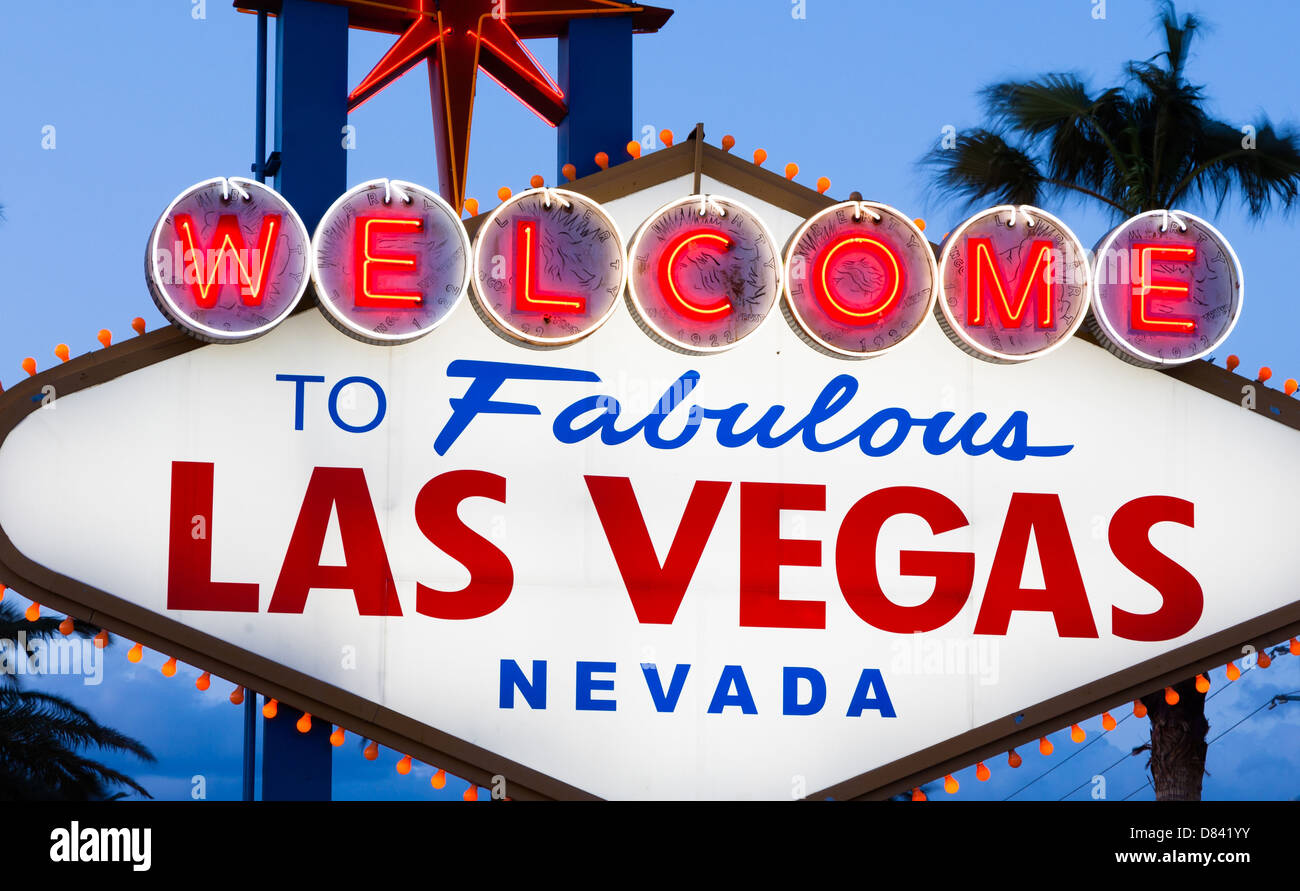 Welcome to Fabulous Las Vegas in der Abenddämmerung Stockfoto