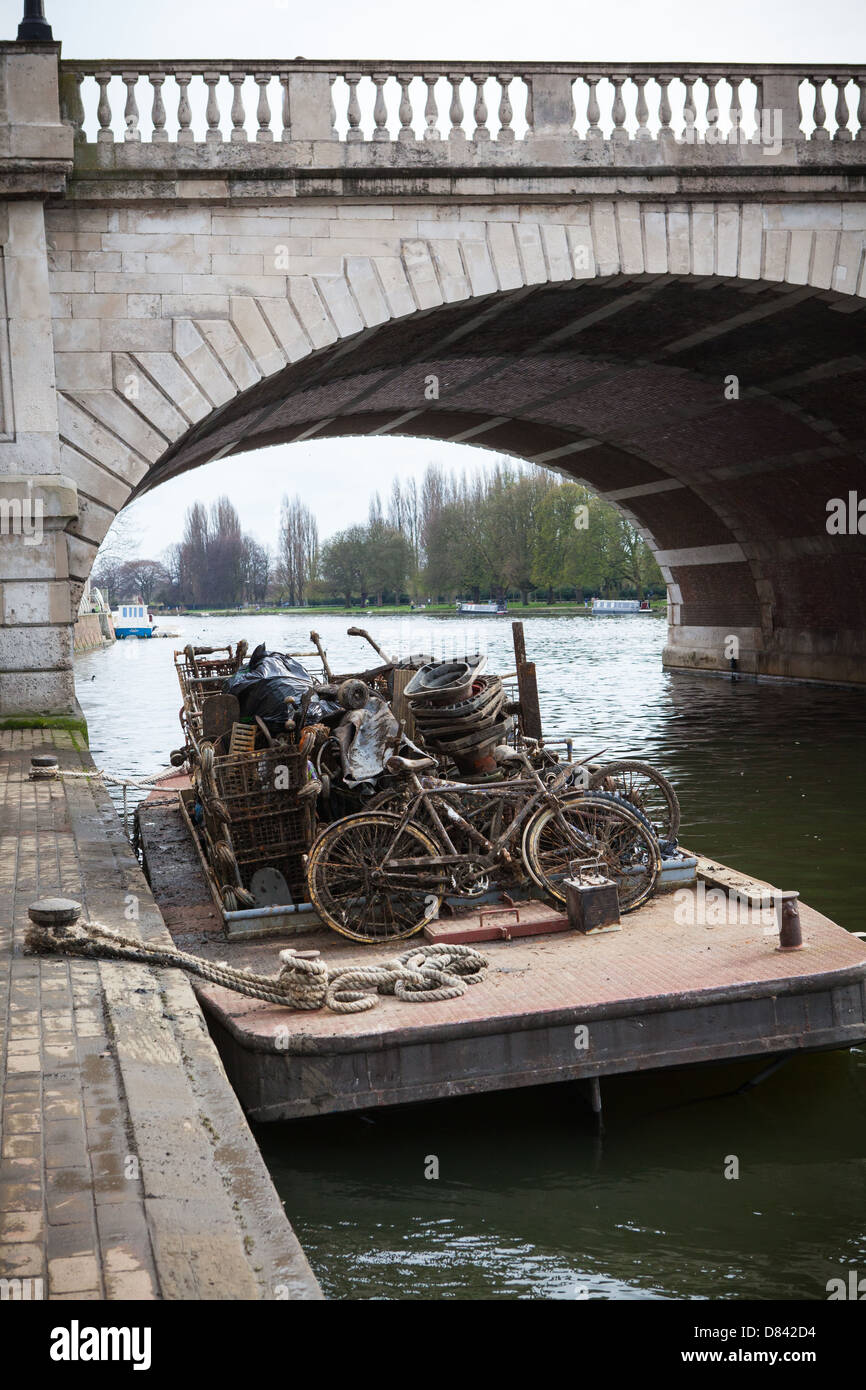 Thames 21 und Kingston University zurückfordern Trolleys von der Themse Stockfoto