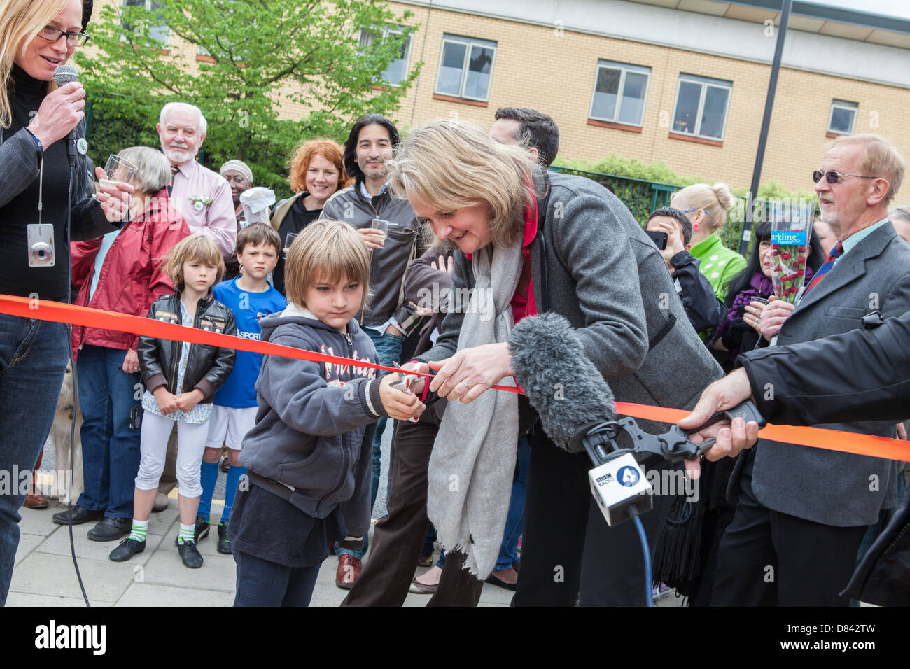 Die essbaren Bushaltestelle. Londons erste Pocket-Gemeinschaftsgarten ist nach a-Dur machen, von Lambeth Führer Lib Peck eröffnet Stockfoto