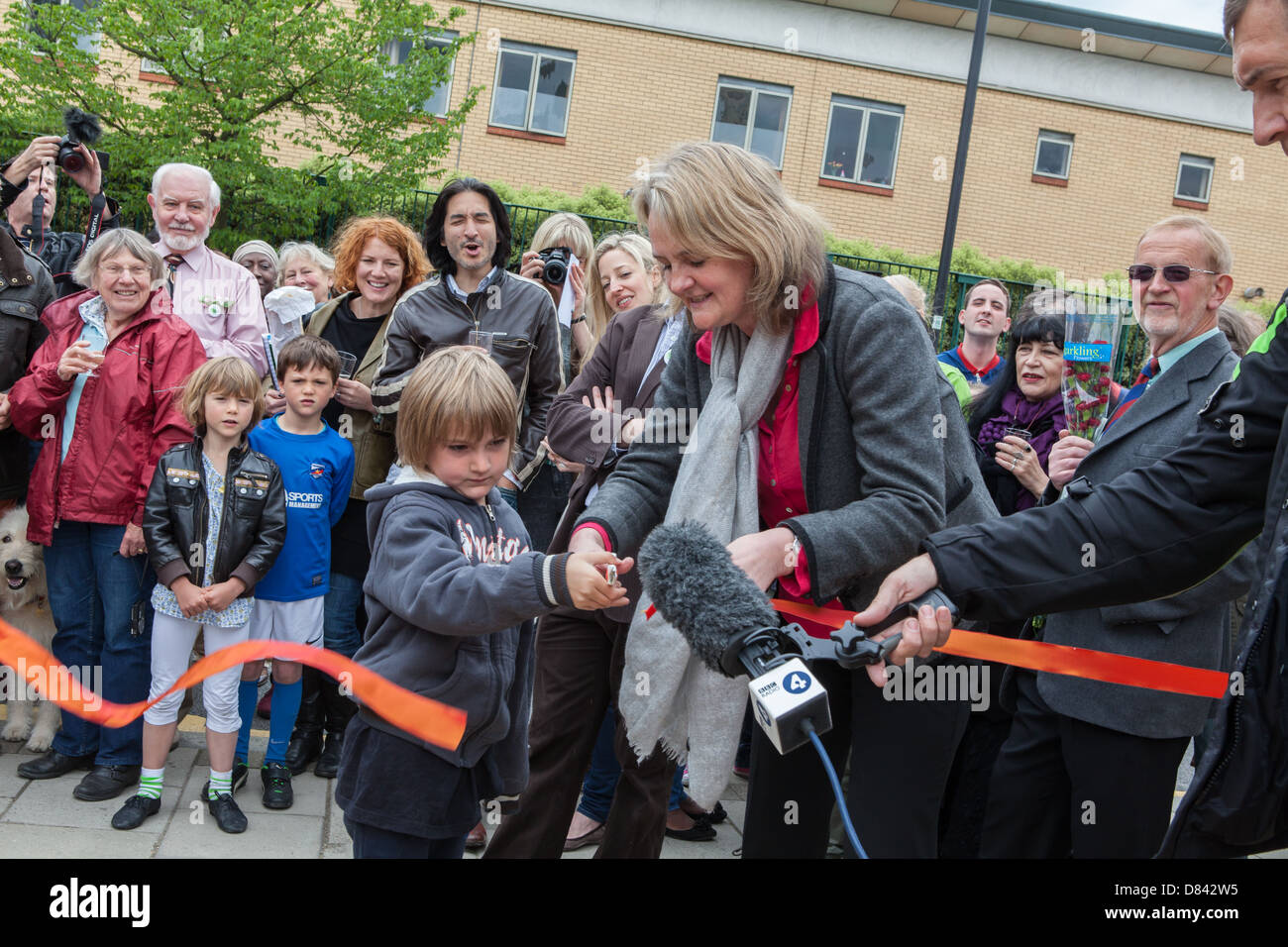 Die essbaren Bushaltestelle. Londons erste Pocket-Gemeinschaftsgarten ist nach a-Dur machen, von Lambeth Führer Lib Peck eröffnet Stockfoto