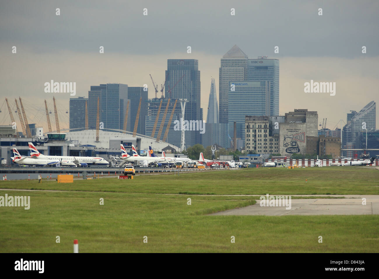 Ansicht von London City Airport mit dem Hintergrund des Canary Wharf und der o2 Arena. Stockfoto