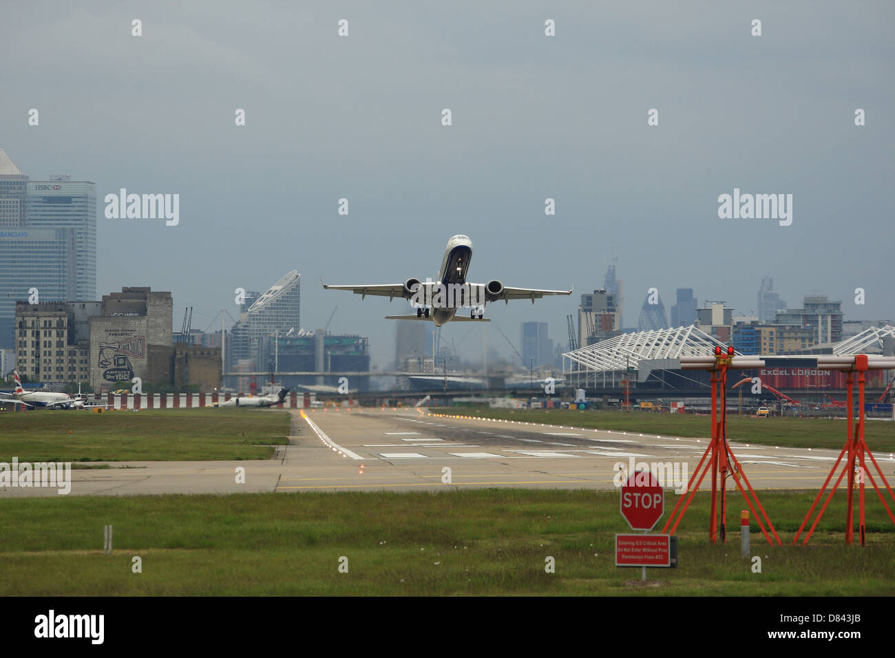 British Airways - City Flyer Embraer 190 G-LCYN zieht nach London City Airport Stockfoto