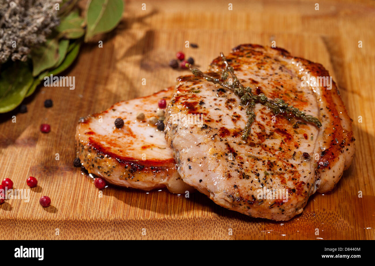 Gegrilltes Steak auf Holzbrett Stockfoto