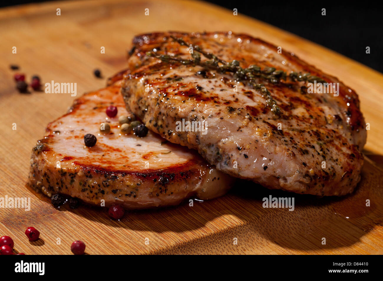 Gegrilltes Steak auf Holzbrett Stockfoto