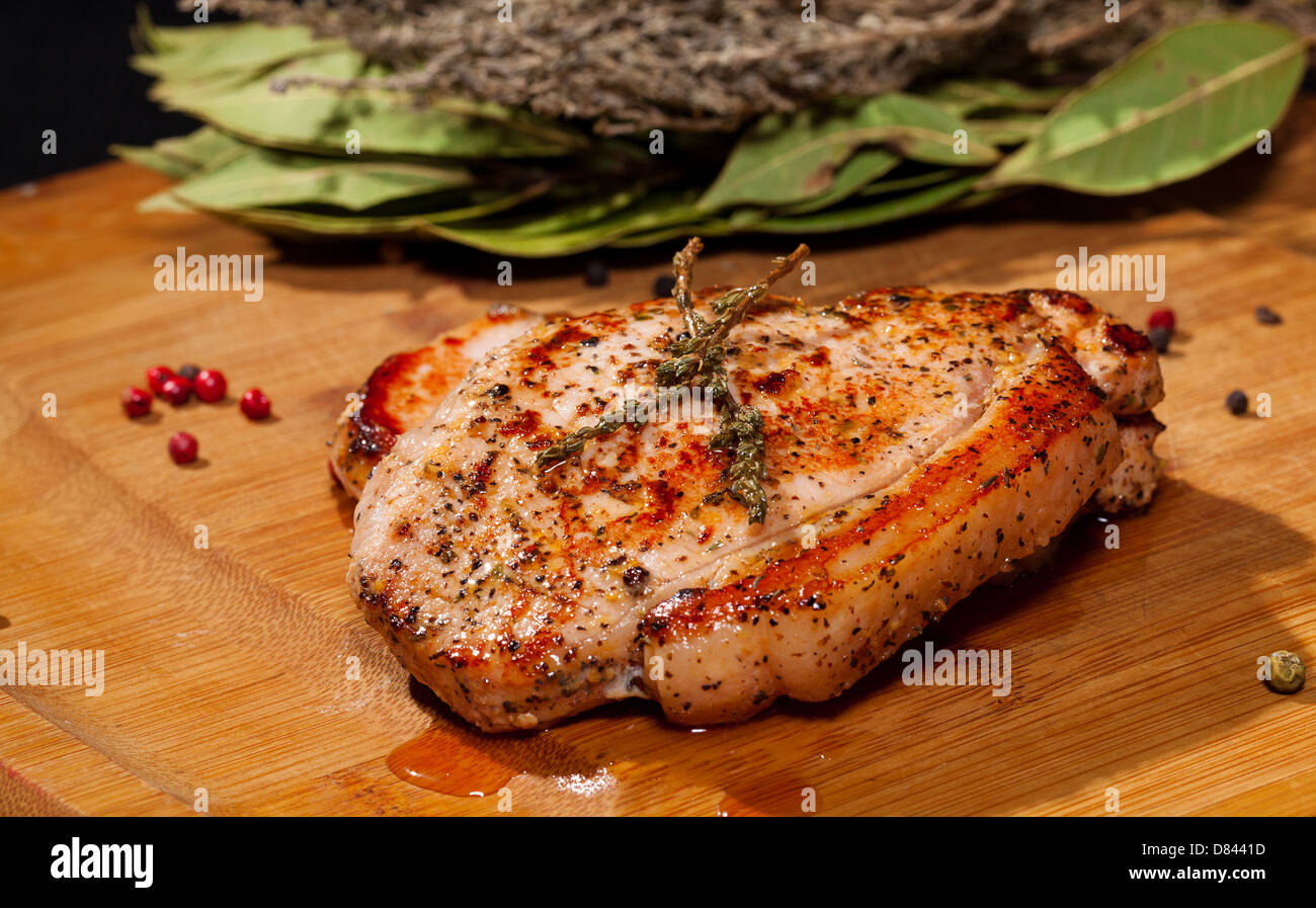 Gegrilltes Steak auf Holzbrett Stockfoto