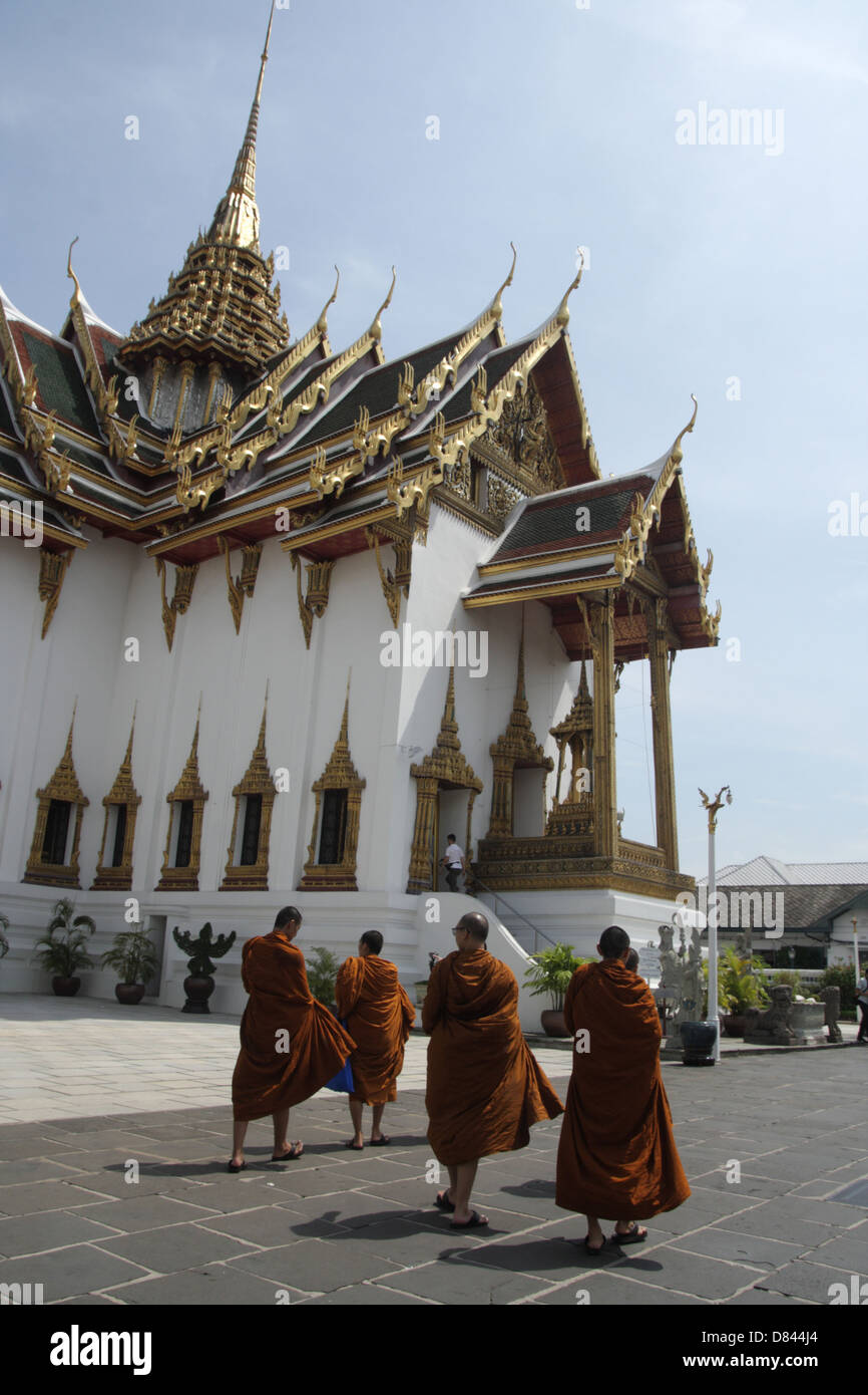 Gruppe der thailändischen buddhistischen Mönche wandern in The Grand Palace-Tempel in Bangkok, Thailand. Stockfoto