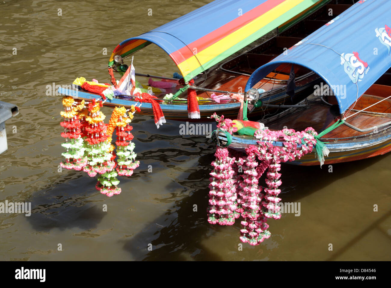 Girlande Blumen auf dem Kopf des Longtail-Boot, Fluss Chao Phraya, Bangkok, Thailand Stockfoto