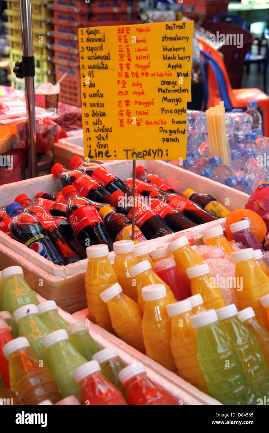 Saft-Stall in englischer und chinesischer Sprache für Touristen Kunden auf Tha Chang Pier Market in Bangkok, Thailand Stockfoto