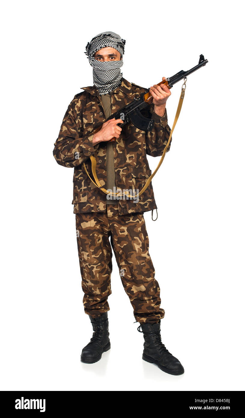 Terroristischen arabischen Nationalität im Tarnanzug und Keffiyeh mit automatischen Gewehr auf weißem Hintergrund mit Reflexion Stockfoto