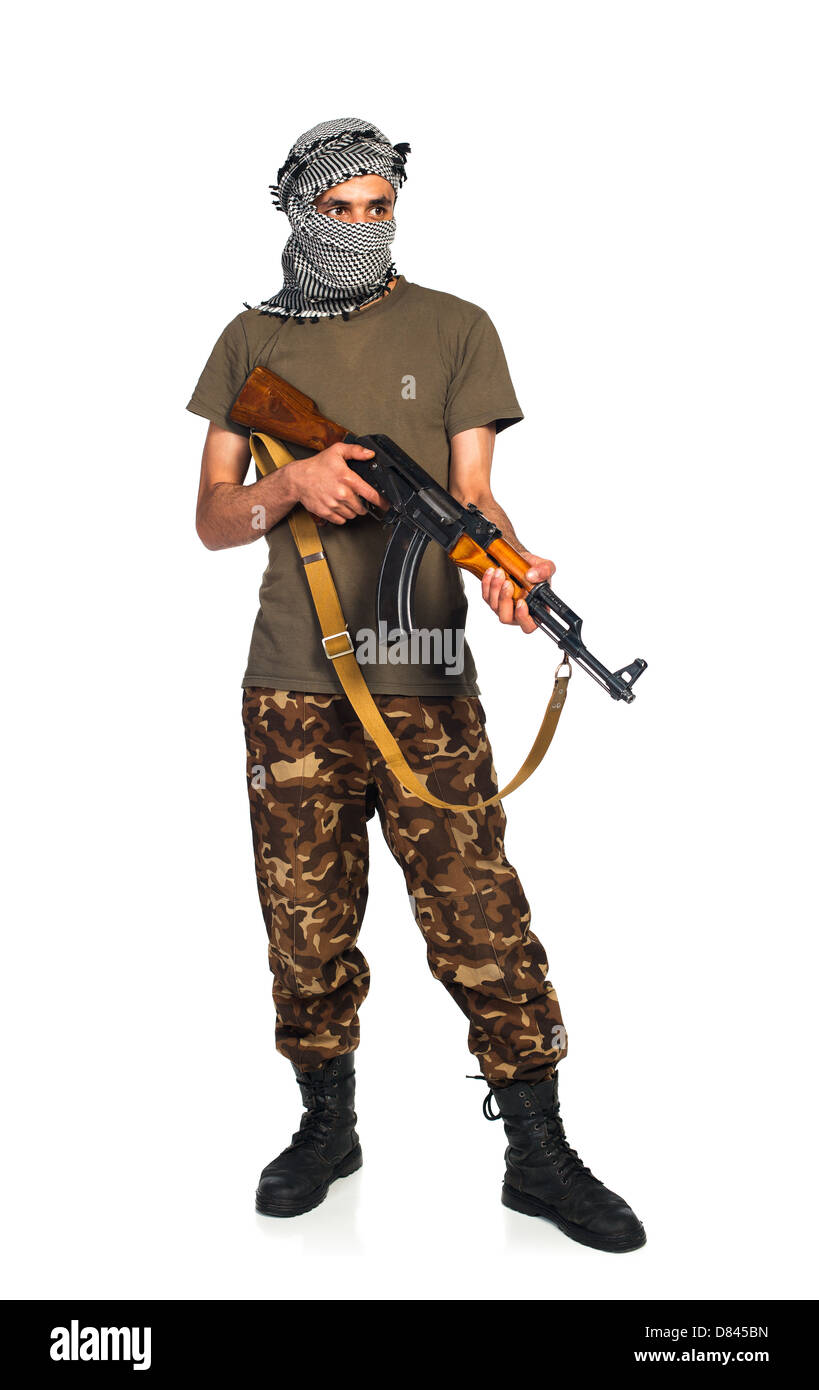 Terroristischen arabischen Nationalität im Tarnanzug und Keffiyeh mit automatischen Gewehr auf weißem Hintergrund mit Reflexion Stockfoto