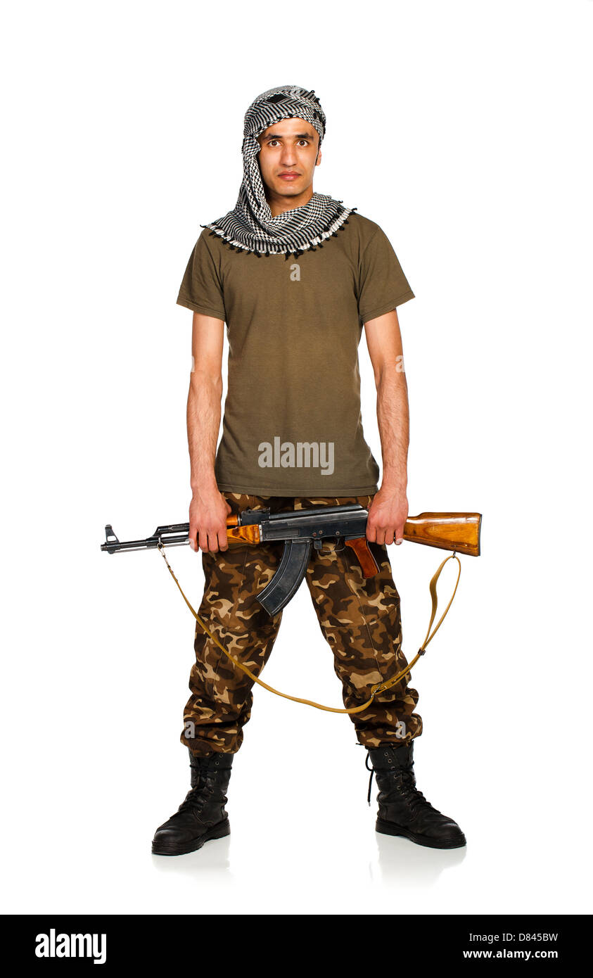 Terroristischen arabischen Nationalität im Tarnanzug und Keffiyeh mit automatischen Gewehr auf weißem Hintergrund mit Reflexion Stockfoto