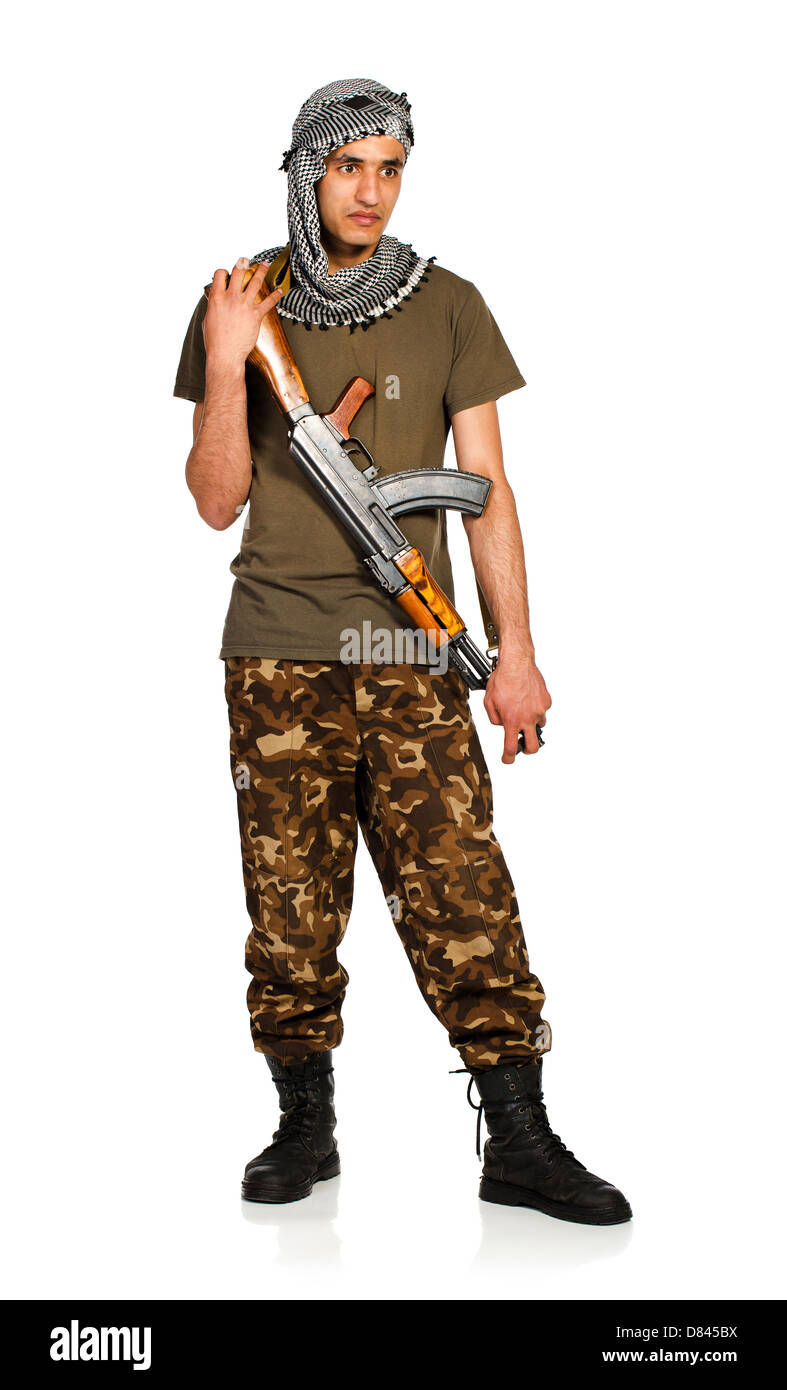 Terroristischen arabischen Nationalität im Tarnanzug und Keffiyeh mit automatischen Gewehr auf weißem Hintergrund mit Reflexion Stockfoto