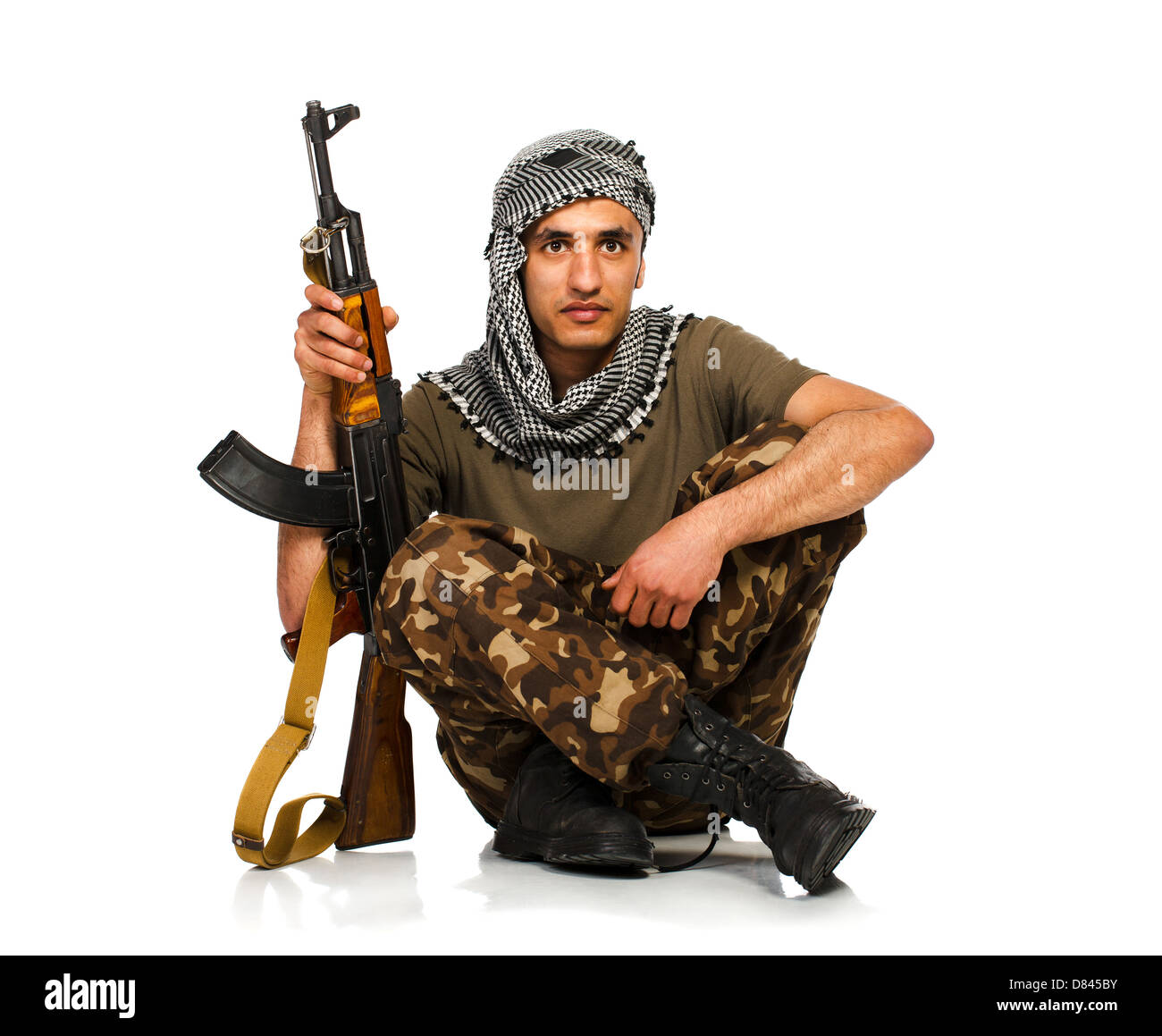 Terroristischen arabischen Nationalität im Tarnanzug und Keffiyeh mit automatischen Gewehr auf weißem Hintergrund mit Reflexion Stockfoto