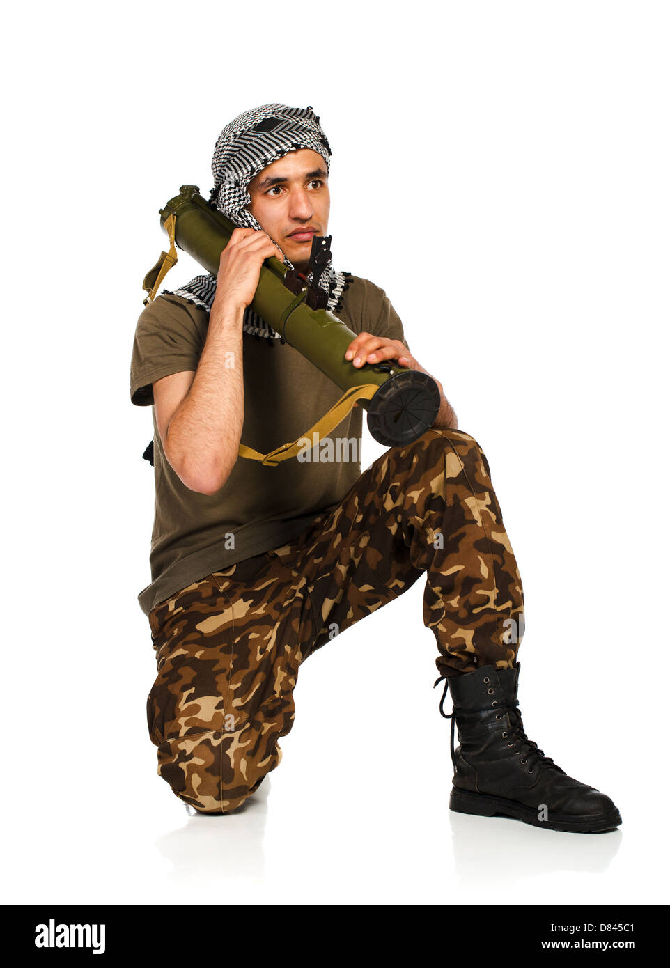 Terroristischen arabischen Nationalität im Tarnanzug und Keffiyeh mit Launcher auf weißem Hintergrund mit Reflexion Stockfoto