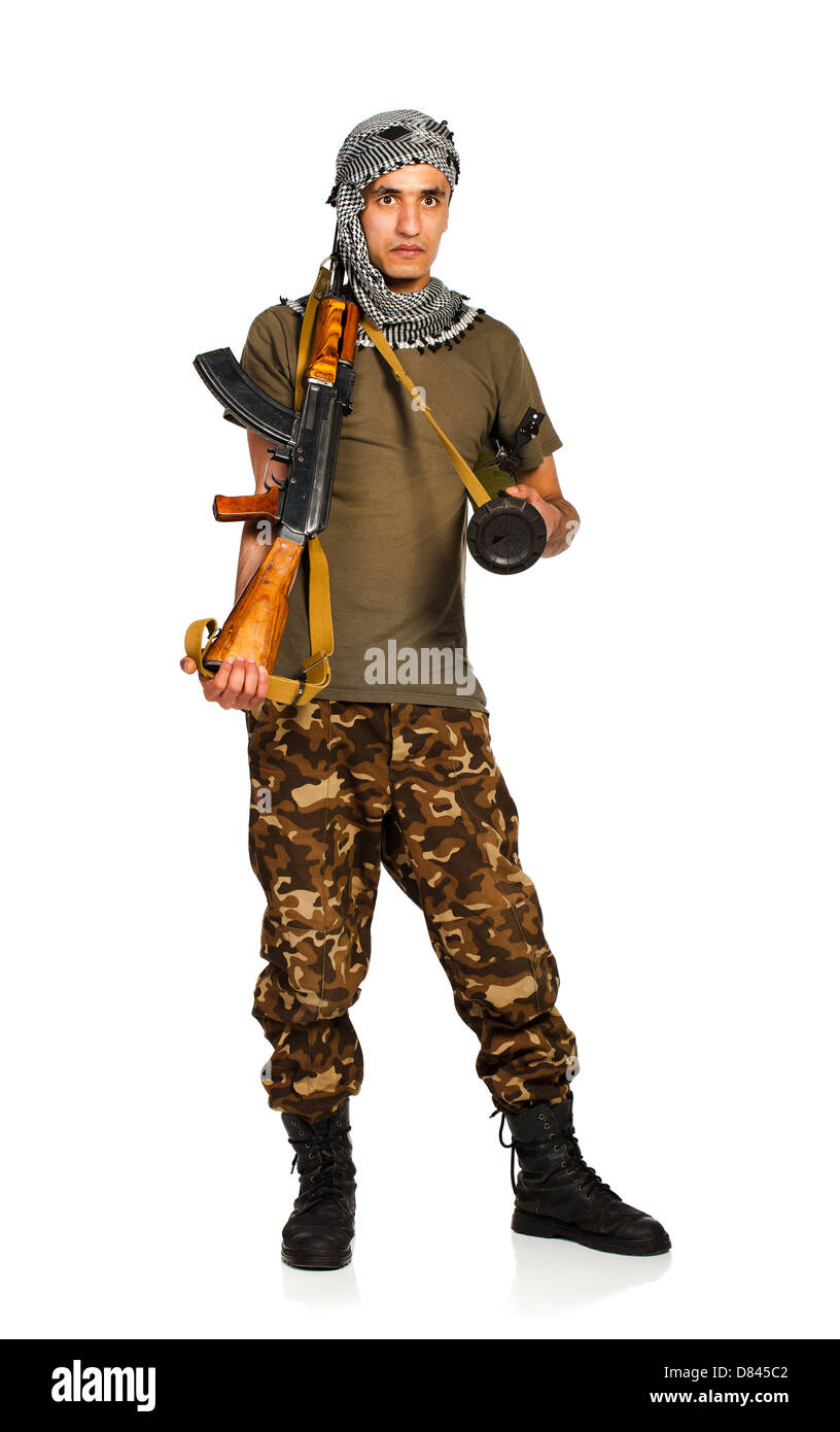 Terroristischen arabischen Nationalität im Tarnanzug und Keffiyeh mit automatische Pistole und Launcher auf weißem Hintergrund mit Reflexion Stockfoto