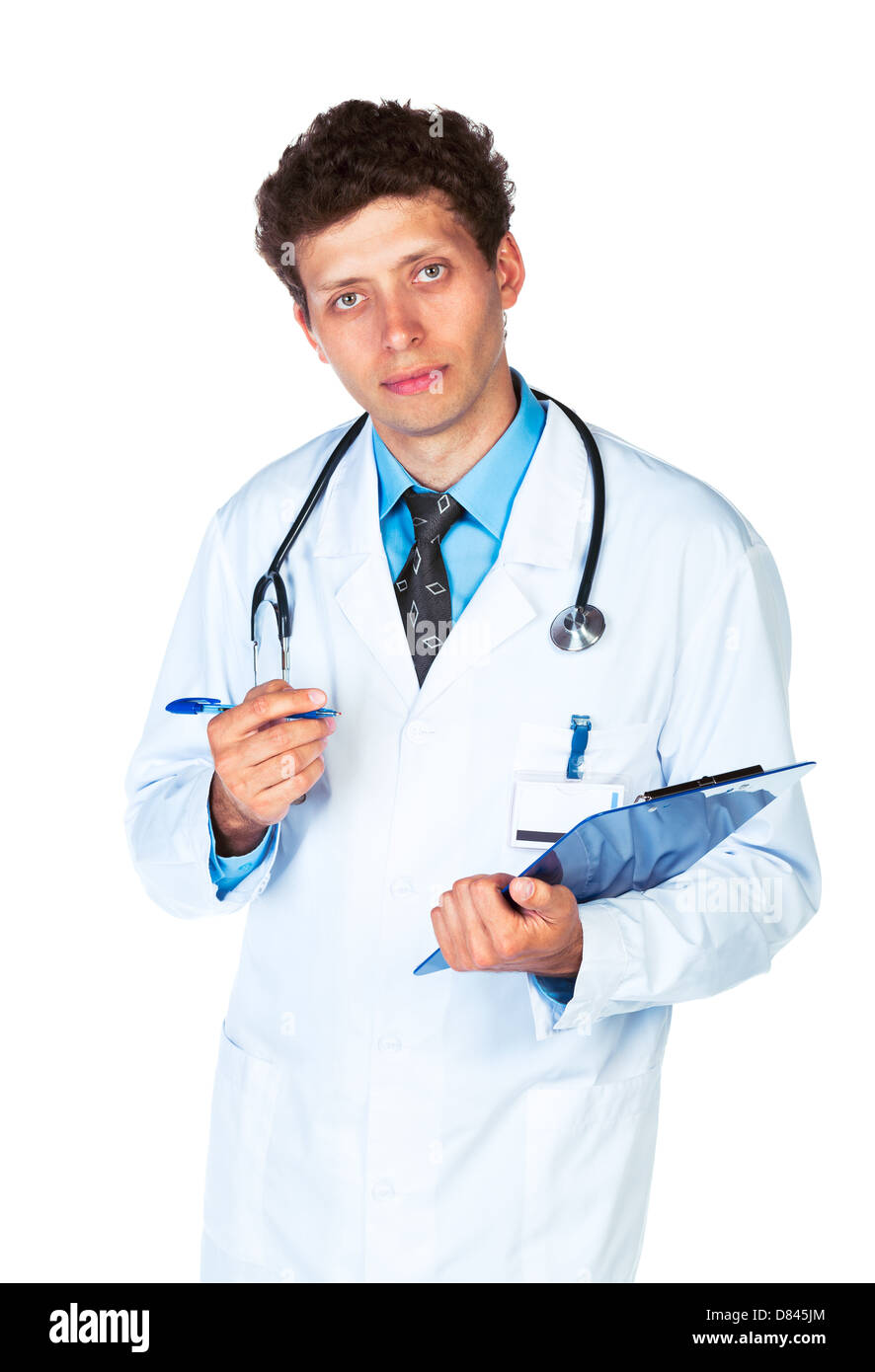 Porträt des jungen männlichen Arzt schriftlich auf eine medizinische Patientenakte auf weißem Hintergrund Stockfoto