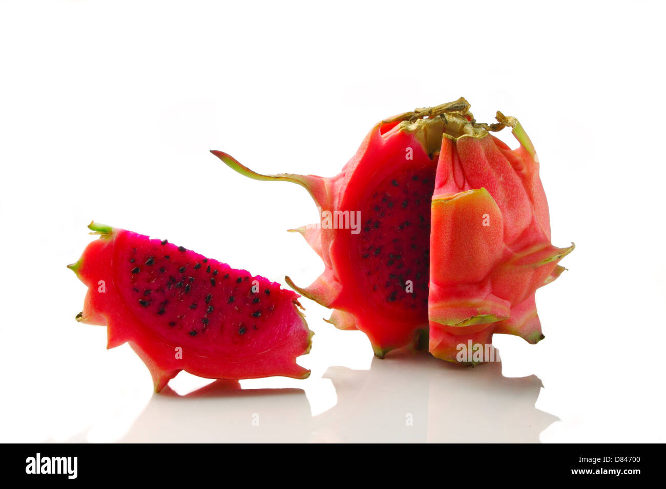 lebendigen und pulsierenden roten Drachenfrucht, isoliert auf weiss Stockfoto