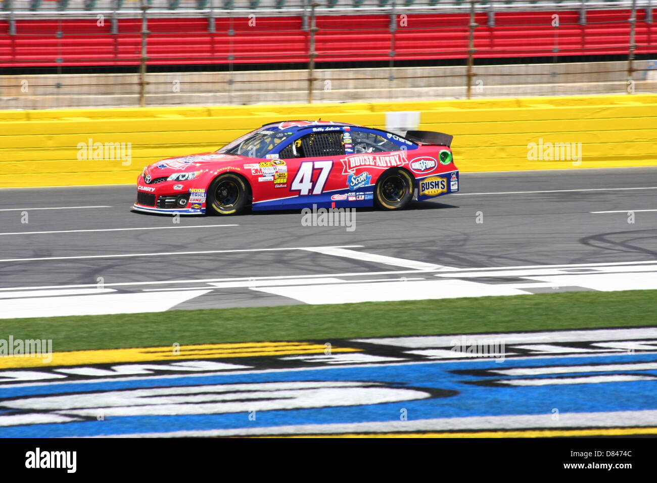 Charlotte, USA. 17. Mai 2013. Bobby LaBonte übergibt die Tribüne während Letztes Training für den Sprint-Showdown auf dem Charlotte Motor Speedway am 17. Mai 2013. Bildnachweis: Alamy Live-Nachrichten Stockfoto