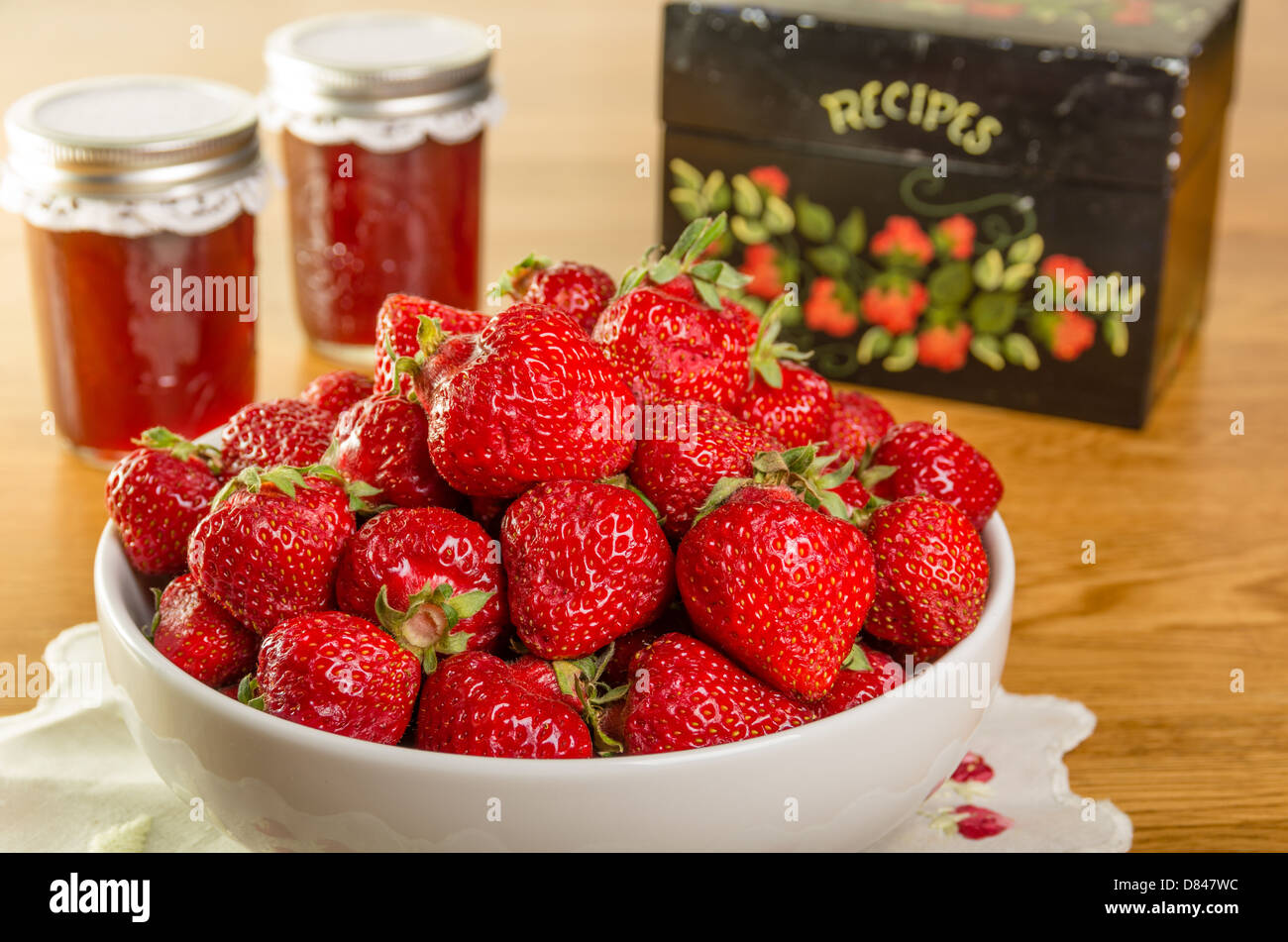 Schüssel mit frischen Erdbeeren mit Gläser Marmelade oder Gelee Stockfoto