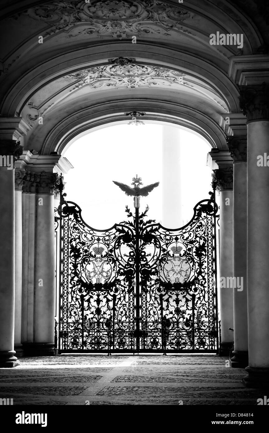 Der doppelköpfige Adler an den Toren des Winterpalais. Hermitage. St. Petersburg. Stockfoto