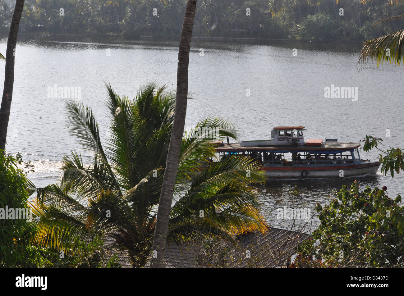 Ein Transport Boot Fähren Menschen in Backwaters von Kollam Stockfoto