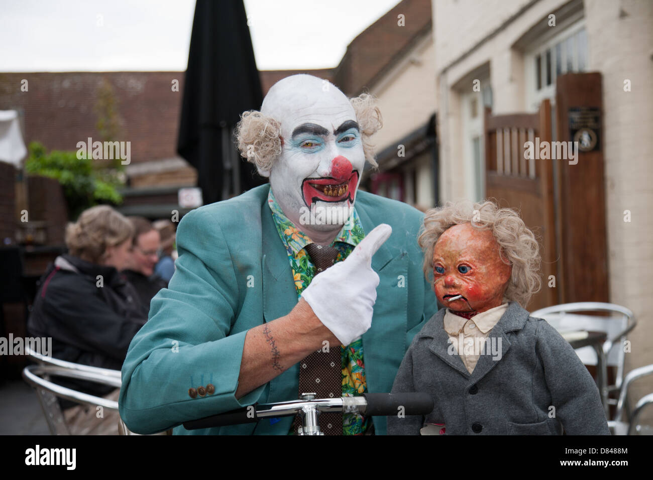 Böse aussehenden Clown bei einem Festival in Ringwood Hampshire England Vereinigtes Königreich Stockfoto