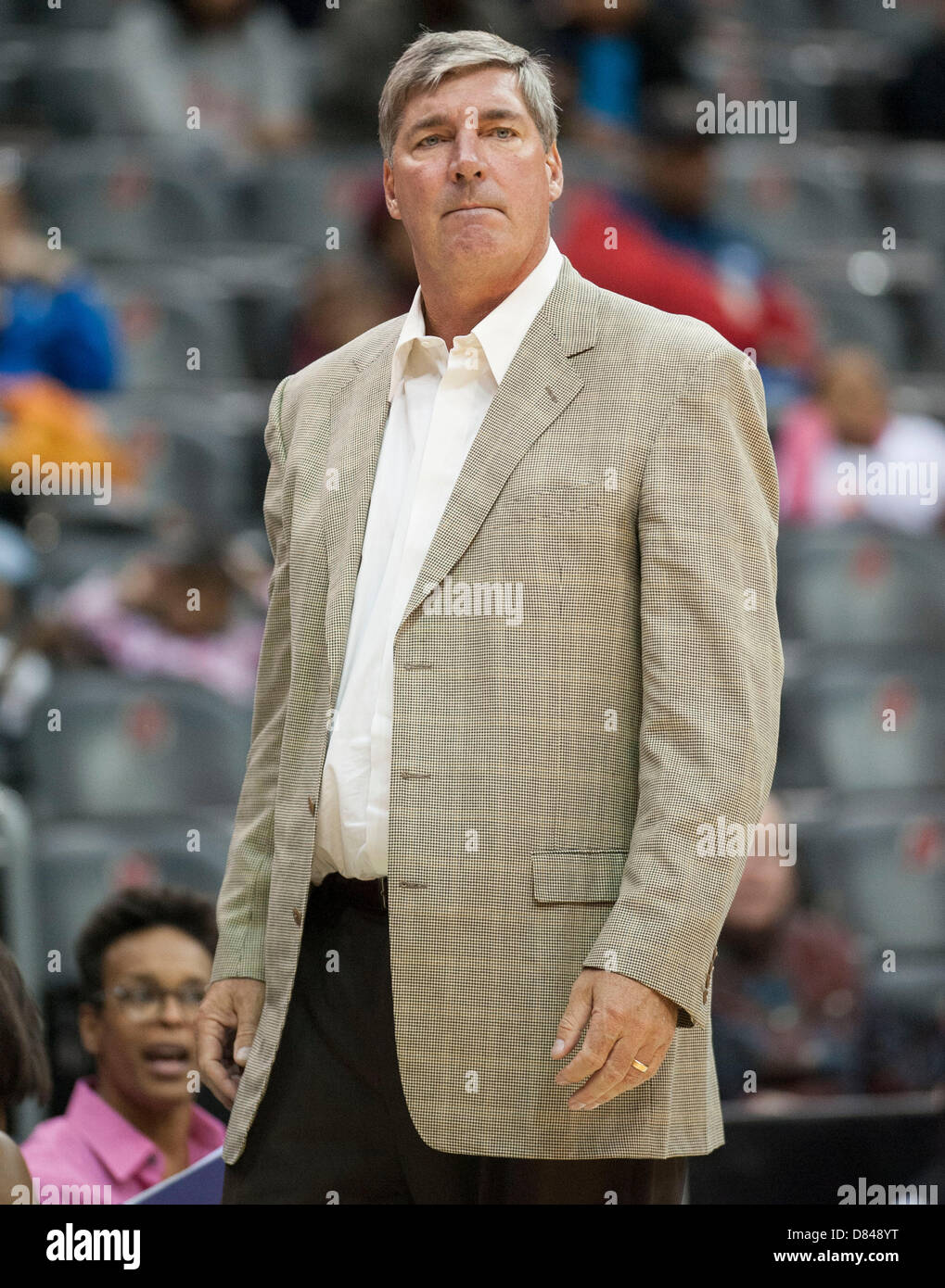 18. Mai 2013 reagiert - Newark, New Jersey, USA - Liberty Cheftrainer Bill Laimbeer in der zweiten Hälfte bei WNBA-Aktion im Prudential Center in Newark, New Jersey. New York Liberty besiegte die Connecticut Sonne 78-67. Stockfoto