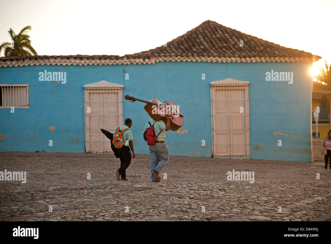 Straßenmusiker mit Kontrabass auf dem Heimweg in der alten Stadt von Trinidad, Kuba, Karibik Stockfoto
