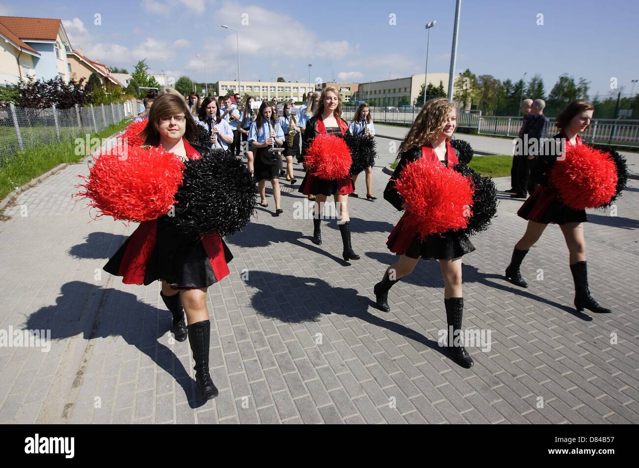 Kolbudy, Polen 19. Mai 2013 1. kaschubischen und Kociewian Brass Bands Battle.  Teilnehmer parade von der Schule in Kolbudy City-Stadion, wo sie die rivalisierenden Spiel 5 verschiedene Hymnen Stockfoto