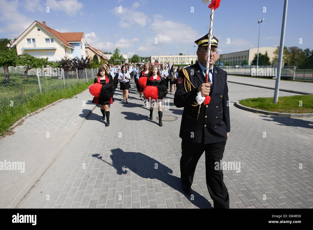 Kolbudy, Polen 19. Mai 2013 1. kaschubischen und Kociewian Brass Bands Battle.  Teilnehmer parade von der Schule in Kolbudy City-Stadion, wo sie die rivalisierenden Spiel 5 verschiedene Hymnen Stockfoto