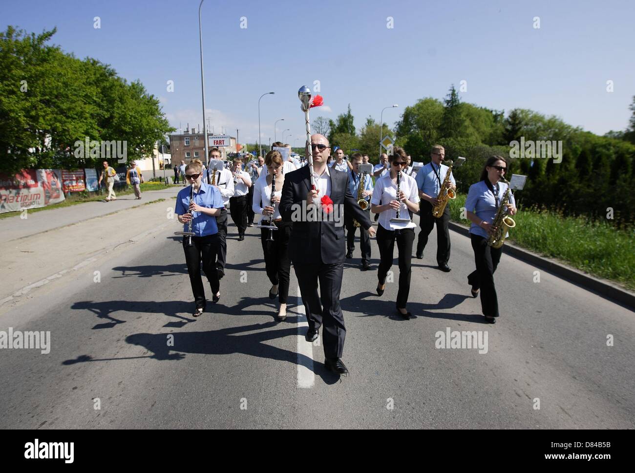 Kolbudy, Polen 19. Mai 2013 1. kaschubischen und Kociewian Brass Bands Battle.  Teilnehmer parade von der Schule in Kolbudy City-Stadion, wo sie die rivalisierenden Spiel 5 verschiedene Hymnen Stockfoto