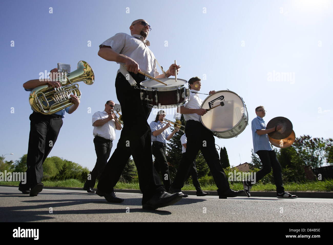 Kolbudy, Polen 19. Mai 2013 1. kaschubischen und Kociewian Brass Bands Battle.  Teilnehmer parade von der Schule in Kolbudy City-Stadion, wo sie die rivalisierenden Spiel 5 verschiedene Hymnen Stockfoto