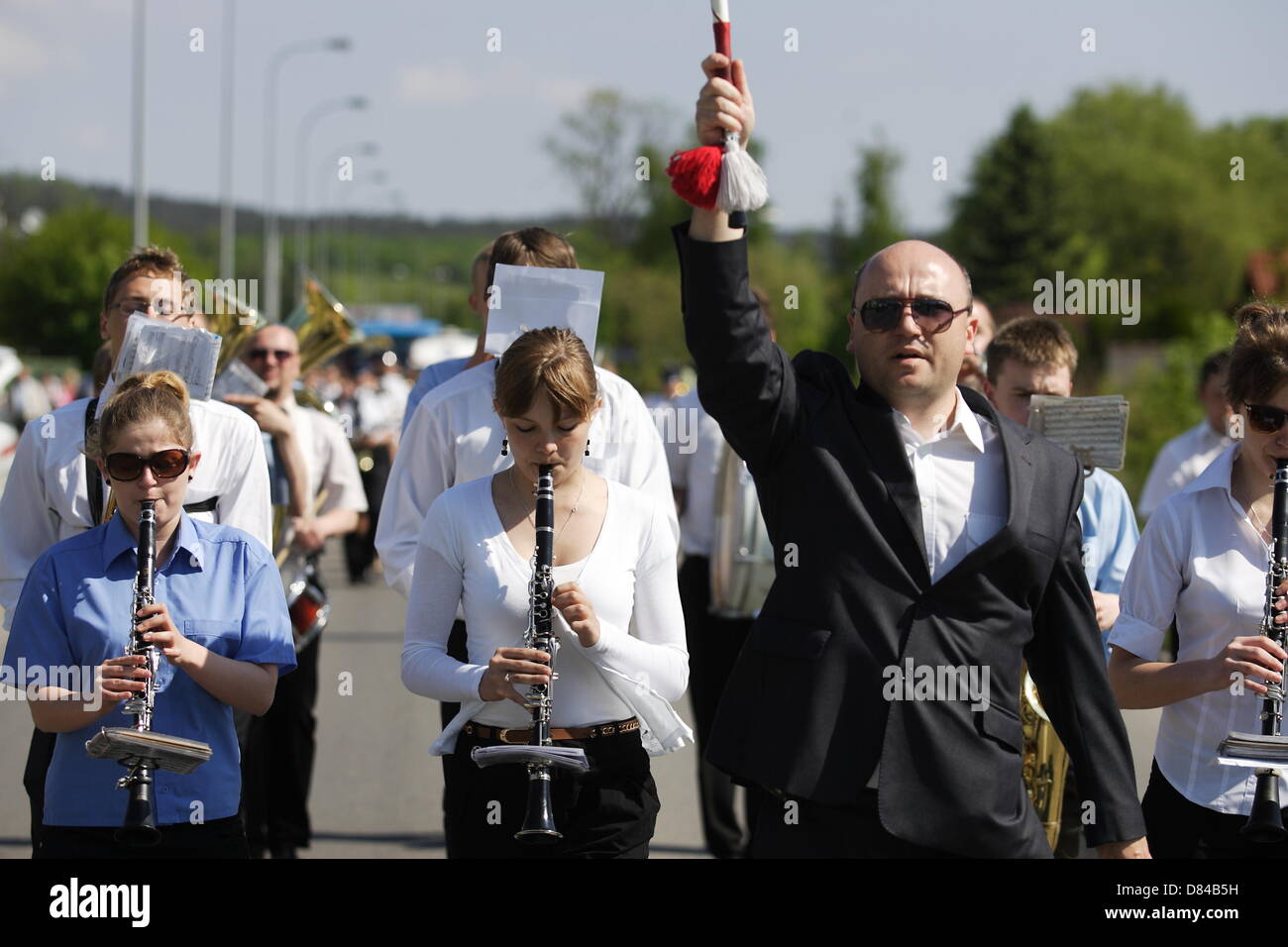 Kolbudy, Polen 19. Mai 2013 1. kaschubischen und Kociewian Brass Bands Battle.  Teilnehmer parade von der Schule in Kolbudy City-Stadion, wo sie die rivalisierenden Spiel 5 verschiedene Hymnen Stockfoto