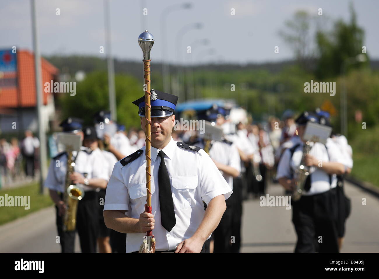 Kolbudy, Polen 19. Mai 2013 1. kaschubischen und Kociewian Brass Bands Battle.  Teilnehmer parade von der Schule in Kolbudy City-Stadion, wo sie die rivalisierenden Spiel 5 verschiedene Hymnen Stockfoto