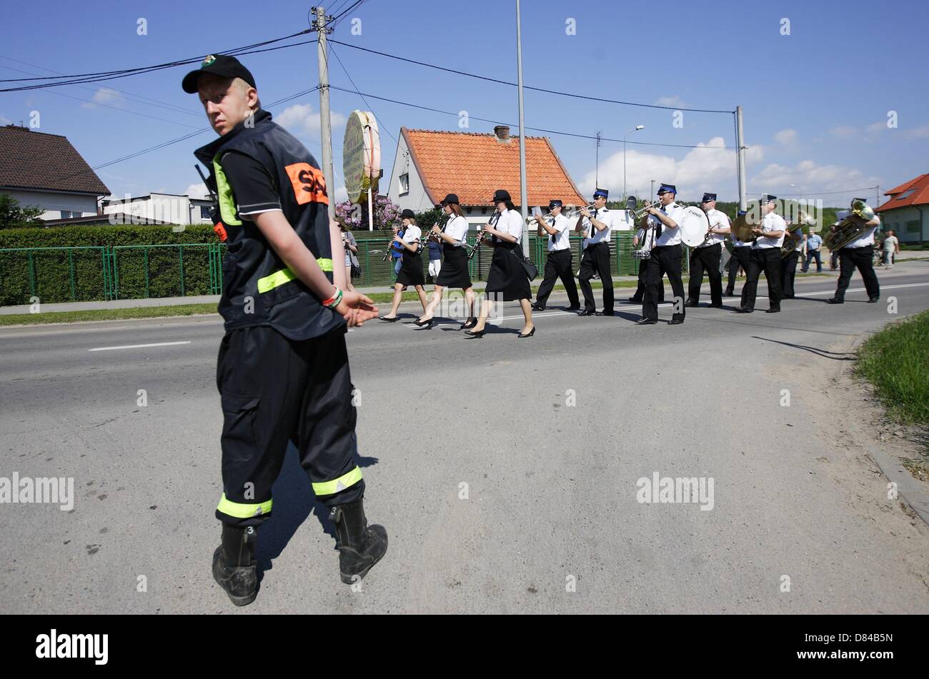 Kolbudy, Polen 19. Mai 2013 1. kaschubischen und Kociewian Brass Bands Battle.  Teilnehmer parade von der Schule in Kolbudy City-Stadion, wo sie die rivalisierenden Spiel 5 verschiedene Hymnen Stockfoto