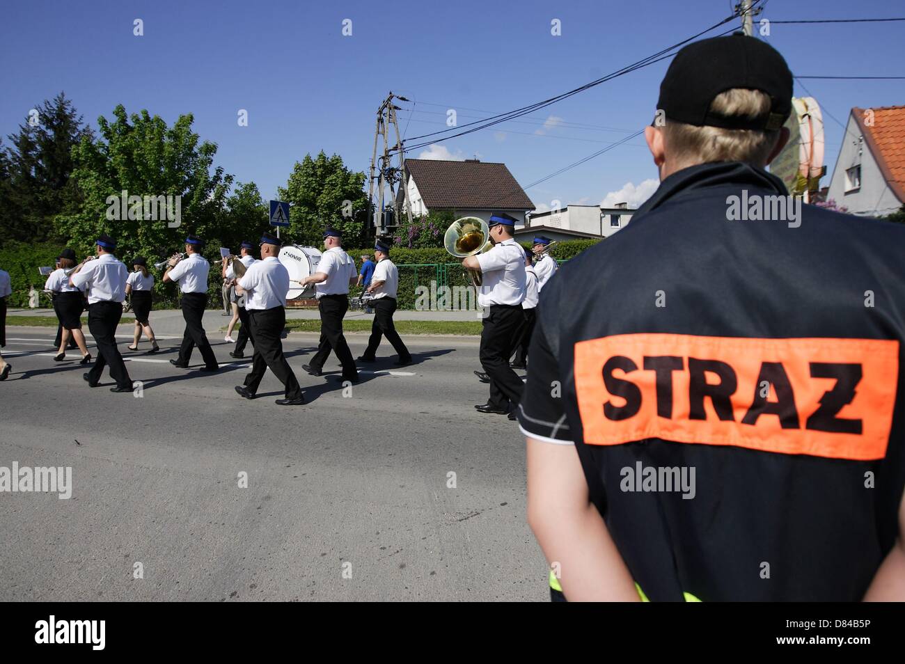 Kolbudy, Polen 19. Mai 2013 1. kaschubischen und Kociewian Brass Bands Battle.  Teilnehmer parade von der Schule in Kolbudy City-Stadion, wo sie die rivalisierenden Spiel 5 verschiedene Hymnen Stockfoto